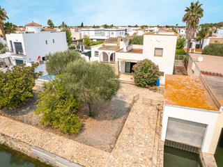 Casa en Cap Ras - Creus - Falconera. Casa con amarre de 11,5 metros y otro de 12 x 3 metros