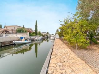 Casa a Cap Ras - Creus - Falconera. Casa en planta baja con amarre de 11,5 metros