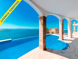 Casa a Puig Rom-Canyelles-Almadrava. Exclusiva villa de alto standing con fantásticas vistas al mar