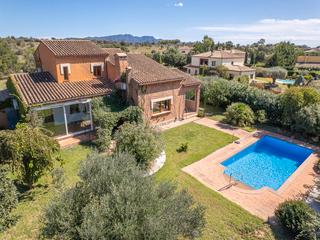 Casa a Peralada. Casa dentro del golf de peralada con jardín y piscina