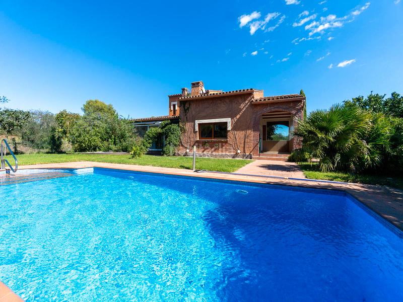 Foto c7248861-b9da-4b66-8eef-8676aee468b4. Casa con camino riscaldamento parcheggio piscina in Peralada