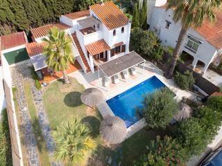 Haus in Castelló d´Empúries. Casa de 4 dormitorios con piscina y jardín