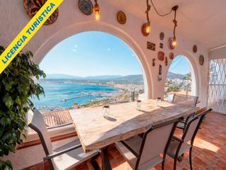 Chalet in Puig Rom-Canyelles-Almadrava. Casa con licencia turística y vistas al mar