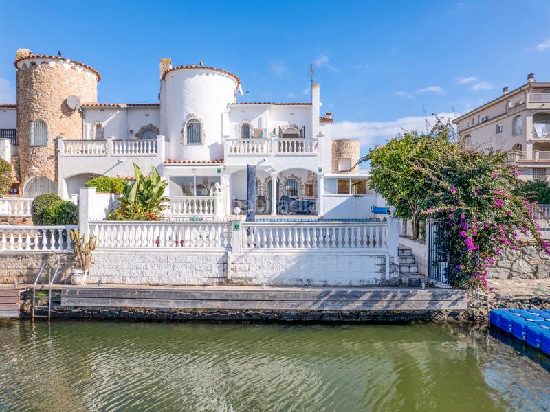 Foto 344b9cc4-3f09-4a13-9c24-654289d4ffa2. Maison avec parking piscine dans Sant Maurici Empuriabrava