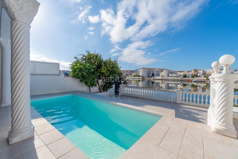 Foto 4ef4304c-b136-4c17-b6df-2f13ed5a3d49. Maison avec parking piscine dans Sant Maurici Empuriabrava