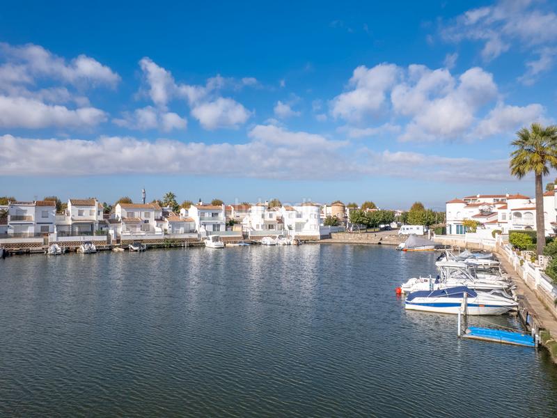 Foto 71148c2a-ada5-4129-9319-3e5e4fbff3a0. Maison avec parking piscine dans Sant Maurici Empuriabrava