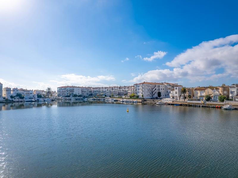 Foto 89601ba3-6ae3-4b74-951f-bcb786f442be. Maison avec parking piscine dans Sant Maurici Empuriabrava