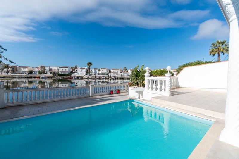 Foto c68ca171-91ba-4c23-a301-d783e9bc1c22. Maison avec parking piscine dans Sant Maurici Empuriabrava