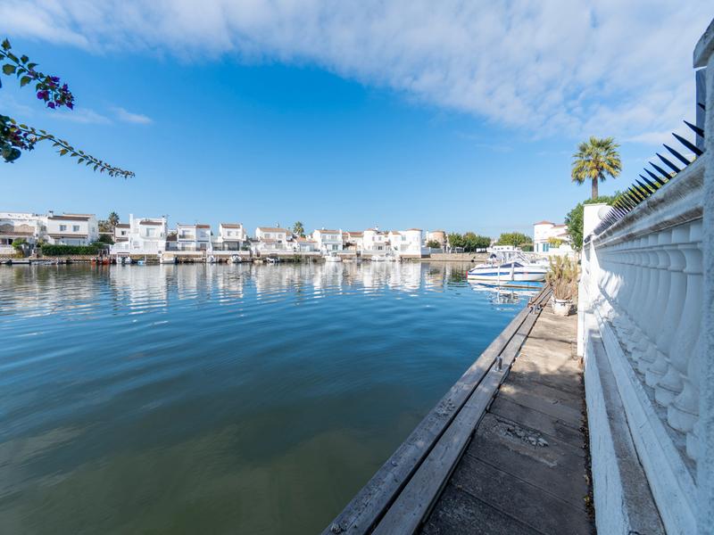 Foto e1c581c3-03ad-4b69-a73d-4d1cada7937e. Maison avec parking piscine dans Sant Maurici Empuriabrava
