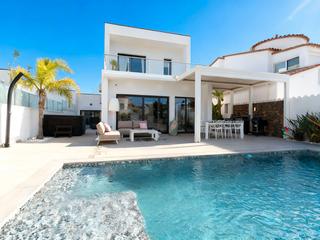 Casa en Cap Ras - Creus - Falconera. Casa con amarre de 12,5 metros en canal ancho y a 10 minutos de