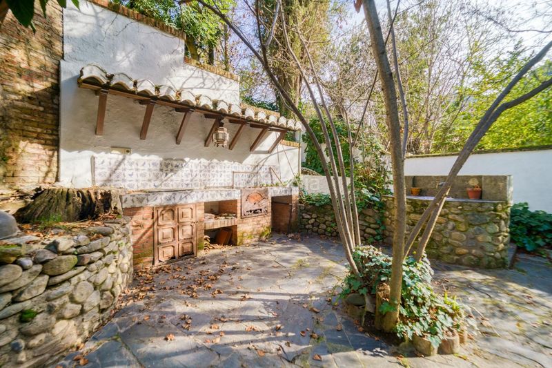 Foto 5e8bb8f6-4be4-4167-9ca7-da573ef03a0f. Casa amb calefacció aparcament piscina a Barrio de Albaicín Granada