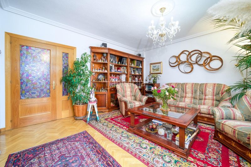 Foto 260c047f-8cd0-4c39-8afe-8acf1382a055. Casa aparellada amb calefacció aparcament piscina a Madrid