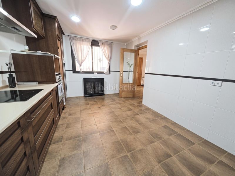 Foto f383bcc9-cdfa-44e2-bbb2-40dd54c0e5a6. Casa adossada amb calefacció aparcament piscina a Ugena