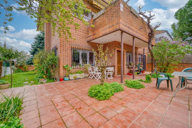 Foto e8a9d92a-568e-4c78-9cbf-8e5c8efc73d4. Casa aparellada amb calefacció a La Florida - El Plantío Madrid