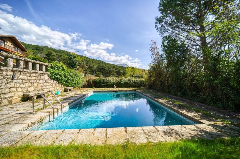 Foto 87725db3-eca8-4de6-afe2-05c5d4ee37ab. Chalet con parcheggio piscina in Navacerrada