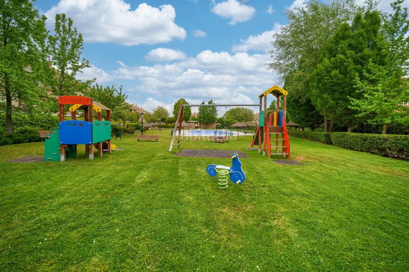 Foto b5d58726-b560-4892-b9cc-6aef27fc2cfc. Lloguer pis amb calefacció aparcament piscina a Valdemarín Madrid