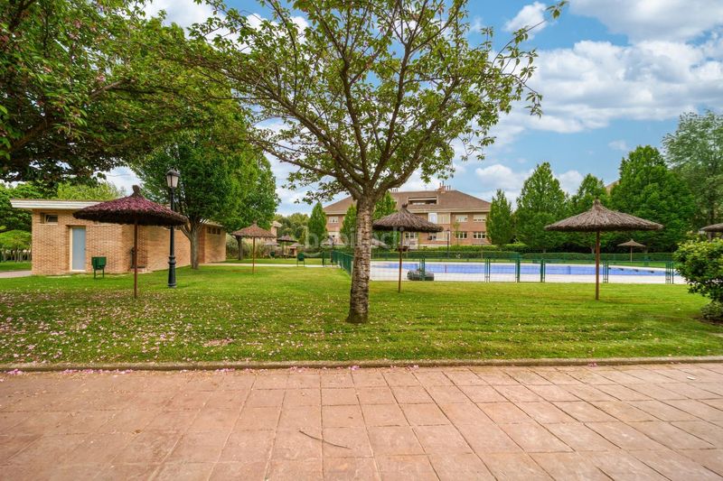 Foto d61c4816-940d-45b1-b18d-af44429fed12. Lloguer pis amb calefacció aparcament piscina a Valdemarín Madrid