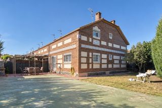 Casa adossada a Urb. Belvalle