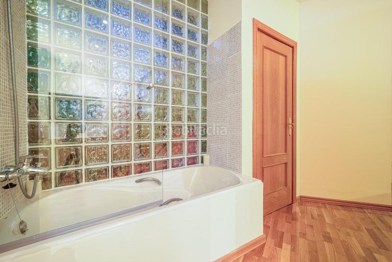 Foto 08a94755-6b85-44bc-9576-d3e561dabcec. Casa adossada amb calefacció aparcament piscina a Torrelodones