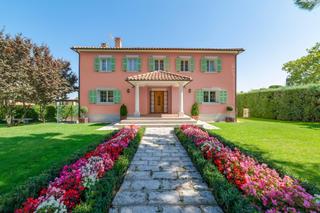 Chalet à Pino Alto-Navarredonda. Espectacular chalet de lujo, con acabados de alta calidad, jardi