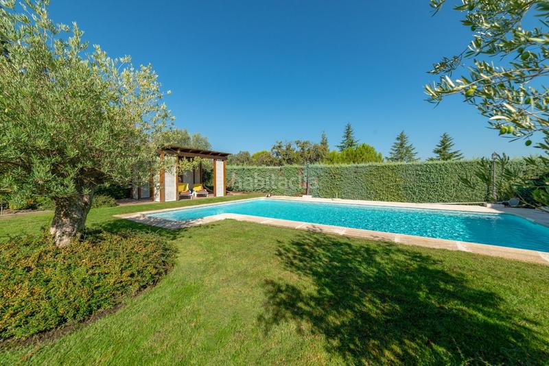 Foto 8df81ca1-6649-4806-990d-be245b78dc8a. Chalet espectacular chalet de lujo, con acabados de alta calidad, jardin de diseño y piscina, en la mejor z en Valdemorillo