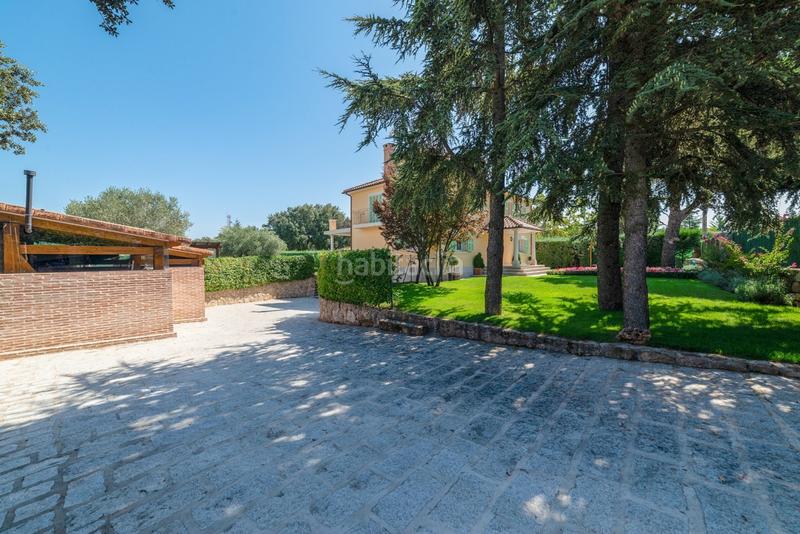 Foto 90875c31-5024-4de9-a48c-21f9935f382d. Chalet espectacular chalet de lujo, con acabados de alta calidad, jardin de diseño y piscina, en la mejor z en Valdemorillo