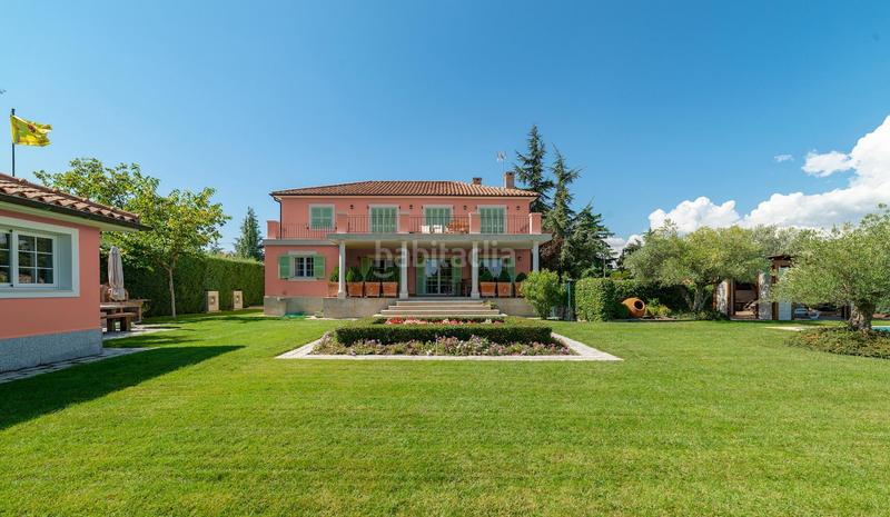 Foto b30df0d0-9147-4063-879e-24395499cd6e. Chalet espectacular chalet de lujo, con acabados de alta calidad, jardin de diseño y piscina, en la mejor z en Valdemorillo