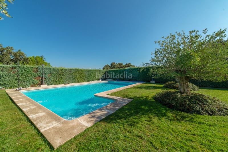 Foto cf867468-821a-440c-99e5-bfa830aa3790. Chalet espectacular chalet de lujo, con acabados de alta calidad, jardin de diseño y piscina, en la mejor z en Valdemorillo