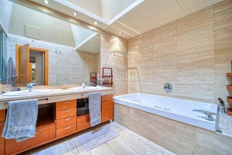 Foto e9e4fdd7-03db-4d13-bd39-49e770a25d04. Chalet con riscaldamento parcheggio piscina in La Finca Pozuelo de Alarcón