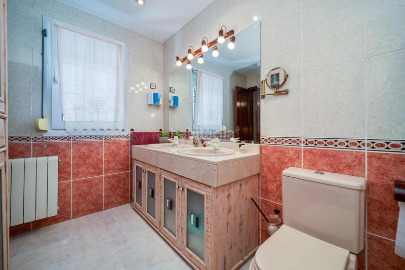 Foto 2598eb3d-cb5e-47d2-850a-eda0c7bec85e. Semi detached house with heating parking pool in Getafe norte Getafe