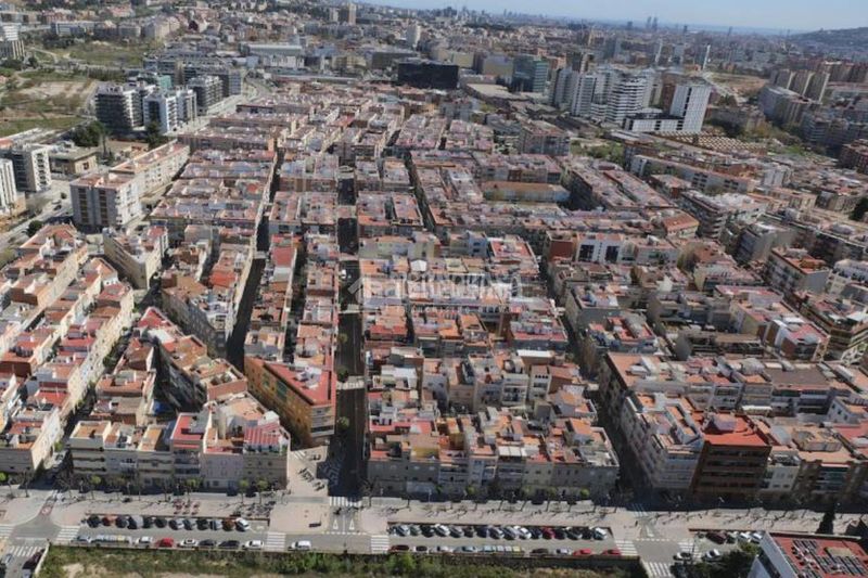 Foto 68ebb21a-9c32-42e5-987c-b3d2486f7dd5. Local comercial a Les Planes Sant Joan Despí