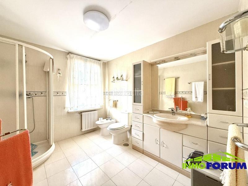 Foto afd630ff-2046-4905-926c-c2f281da1cfe. Chalet avec chauffage parking piscine dans Cambre