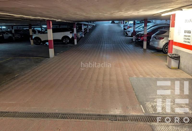 Foto 705f4e33-5c67-421a-8920-496dbcf2a6e8. Car parking in carrer de sueca 9 in Russafa Valencia