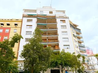 Pis  Calle de les tres forques. Amplio piso en tres forques