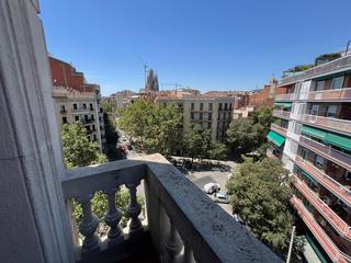 Pis a Sagrada Famlia. Soleado y exterior piso en calle valencia, oportunidad