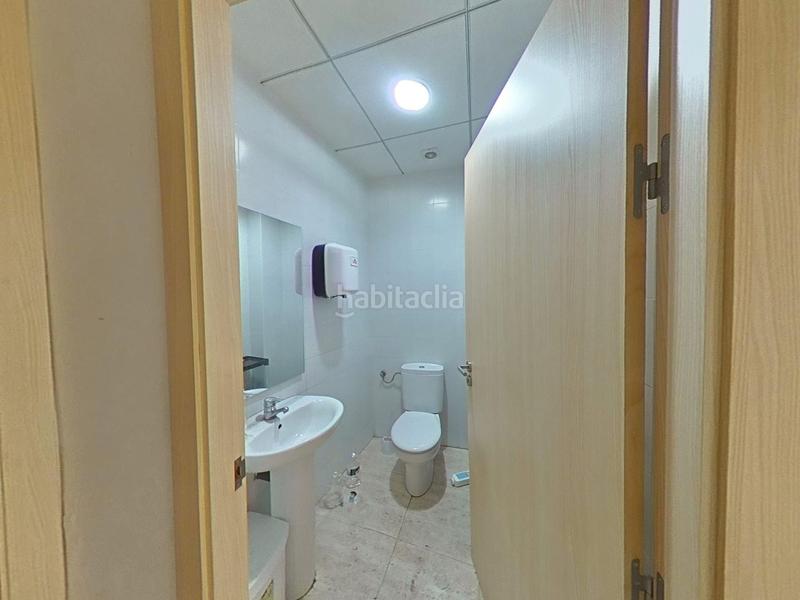 Foto 1e28966d-a7d6-460b-849e-f73e2dc2f9a5. Alquiler local comercial en rigoberta menchu 7 local esquinero centrico con gran fachada en Reus