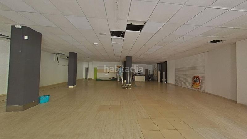 Foto ea956345-0028-49bb-8348-5052a81aca55. Alquiler local comercial en rigoberta menchu 7 local esquinero centrico con gran fachada en Reus