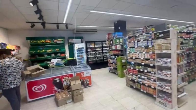Foto f1410086-c273-445b-9b48-7c51ba4b12b6. Alquiler local comercial en rigoberta menchu 7 local esquinero centrico con gran fachada en Reus