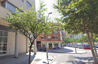 Rent Business premise in Rigoberta menchu 7. Reus local esquinero centrico con gran fachada