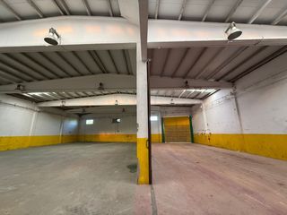 Lloguer Nau industrial a Llevant. Nave disponible de 2.300 m2 con gran patio de 2000 m2