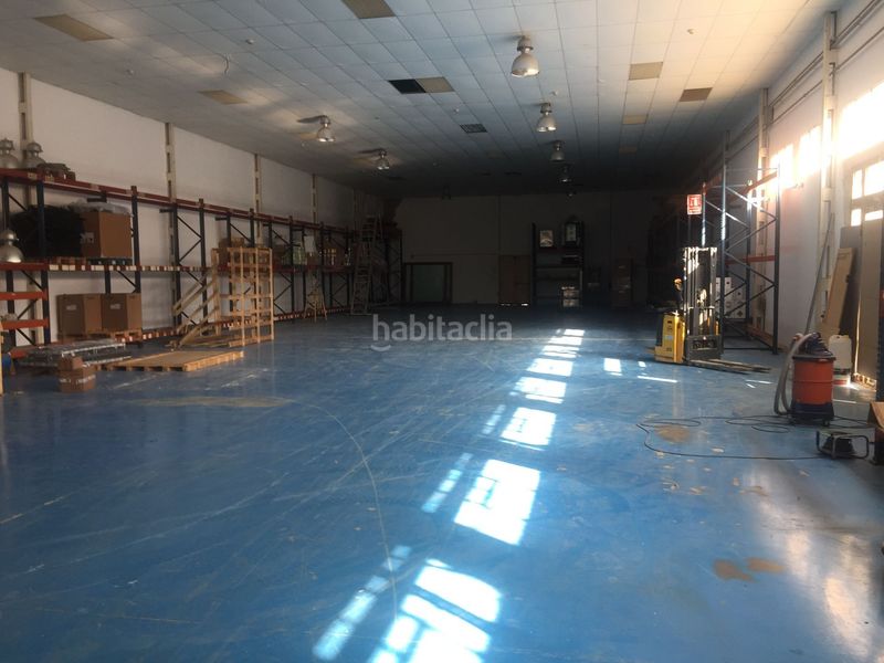 Foto c23fa85c-45e7-447a-8ad0-e32323c8ce66. Location bâtiment à usage industriel dans Riudoms