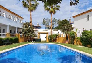 Miete Appartement in Avenida 28 de febrero 68. Apartamento con 2 habitaciones y jardin-piscian compartidos