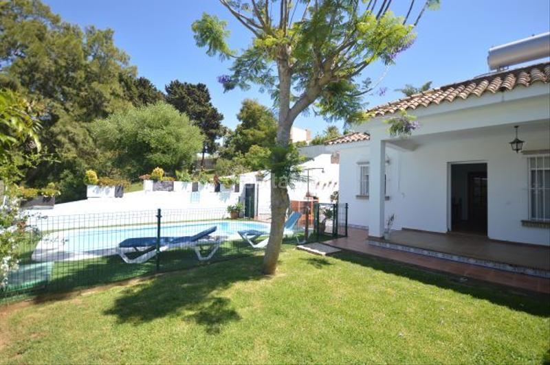 Foto 074eb4d6-6517-44fc-82d1-4da460175bca. Alquiler casa adosada en calle de sevilla 97 chalet con piscina y jardín en fuente del gallo a 200 metros de la playa. 2 dormitorios, cocina completa. salón - comedor, chime en Conil de la Frontera