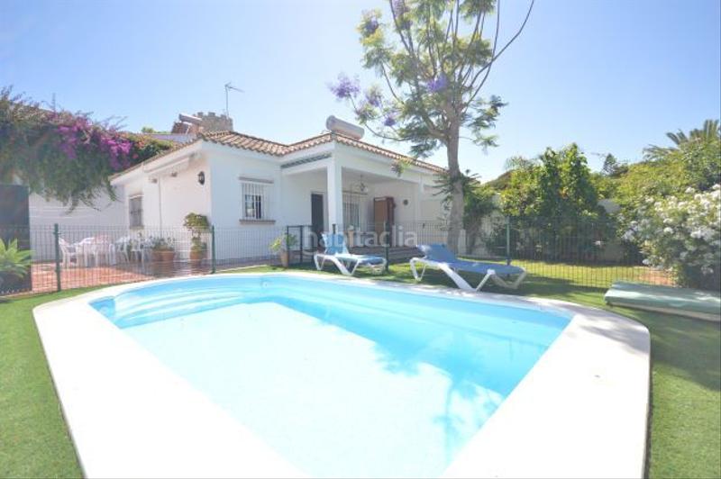Foto 19d351ff-a6d7-45f9-9888-a93e17606e45. Alquiler casa adosada en calle de sevilla 97 chalet con piscina y jardín en fuente del gallo a 200 metros de la playa. 2 dormitorios, cocina completa. salón - comedor, chime en Conil de la Frontera