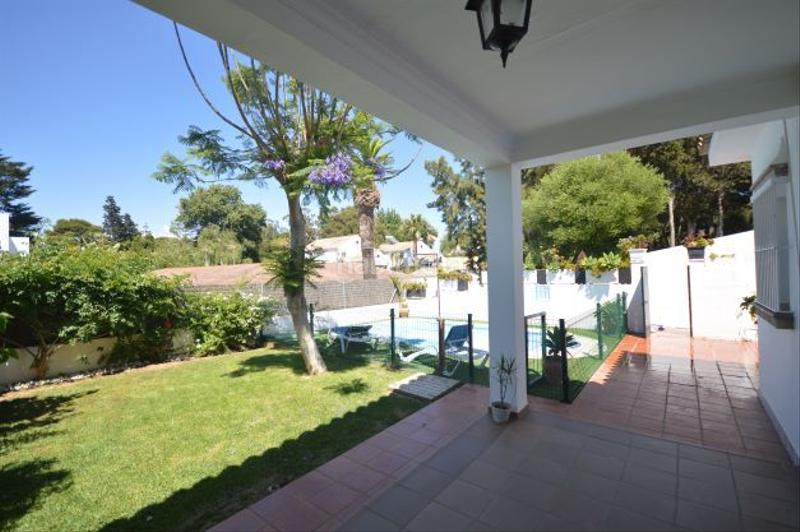 Foto 7c8f339e-013a-434c-adb5-e9b03771054d. Alquiler casa adosada en calle de sevilla 97 chalet con piscina y jardín en fuente del gallo a 200 metros de la playa. 2 dormitorios, cocina completa. salón - comedor, chime en Conil de la Frontera