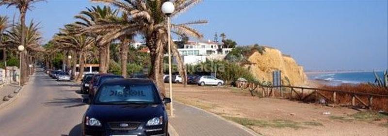Foto 8177596c-a170-4b04-9e21-7a5a68d3d97b. Alquiler casa adosada en calle de sevilla 97 chalet con piscina y jardín en fuente del gallo a 200 metros de la playa. 2 dormitorios, cocina completa. salón - comedor, chime en Conil de la Frontera