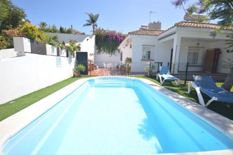Foto 8c7e7957-39a5-494a-9ac4-137d9b61e919. Alquiler casa adosada en calle de sevilla 97 chalet con piscina y jardín en fuente del gallo a 200 metros de la playa. 2 dormitorios, cocina completa. salón - comedor, chime en Conil de la Frontera