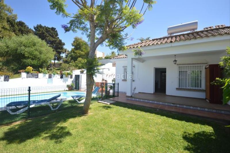 Foto a3445308-aa91-4a33-8dae-21814129049c. Alquiler casa adosada en calle de sevilla 97 chalet con piscina y jardín en fuente del gallo a 200 metros de la playa. 2 dormitorios, cocina completa. salón - comedor, chime en Conil de la Frontera