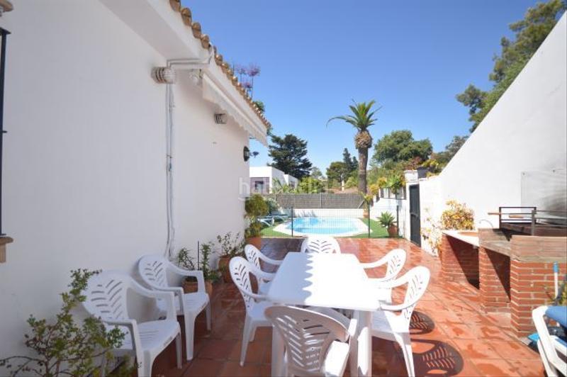 Foto a4ef9df7-42fe-4849-9f7b-ed376cf221c5. Alquiler casa adosada en calle de sevilla 97 chalet con piscina y jardín en fuente del gallo a 200 metros de la playa. 2 dormitorios, cocina completa. salón - comedor, chime en Conil de la Frontera