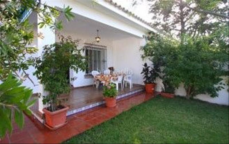 Foto acc85efa-b5af-44c5-8ec8-665ebc1da083. Alquiler casa adosada en calle de sevilla 97 chalet con piscina y jardín en fuente del gallo a 200 metros de la playa. 2 dormitorios, cocina completa. salón - comedor, chime en Conil de la Frontera
